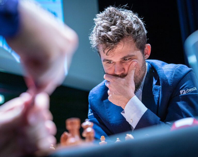 Magnus_Carlsen_Playing